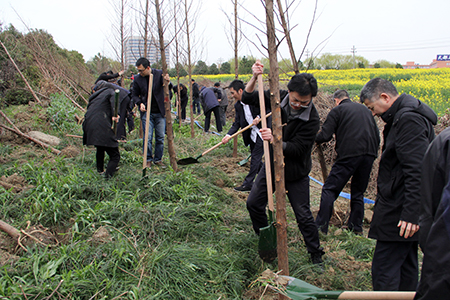 國鴻汽運(yùn)公司組織開展義務(wù)植樹活動(dòng).jpg