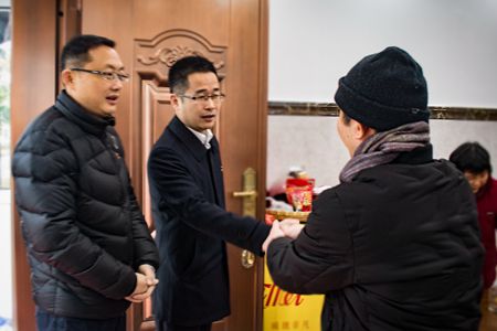 李建國(guó)副總經(jīng)理慰問困難職工_副本.jpg