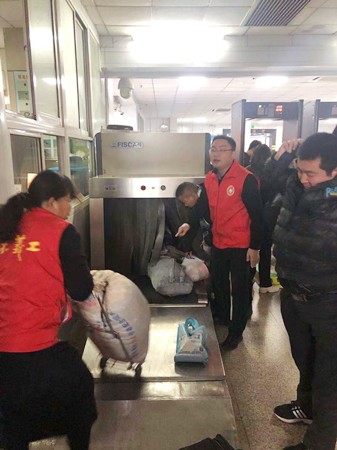 北站春運(yùn)志愿者6(滕艷君)_副本.jpg 北站春運(yùn)志愿者6(滕艷君)_副本.jpg