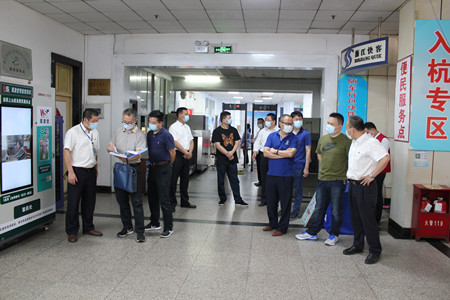 省運(yùn)管錢樟久檢查北站1(趙峰)_副本.jpg 省運(yùn)管錢樟久檢查北站1(趙峰)_副本.jpg