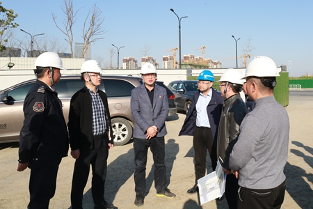 集團(tuán)領(lǐng)導(dǎo)檢查國際商務(wù)區(qū)停保場2_副本_副本.jpg 集團(tuán)領(lǐng)導(dǎo)檢查國際商務(wù)區(qū)停保場2_副本_副本.jpg